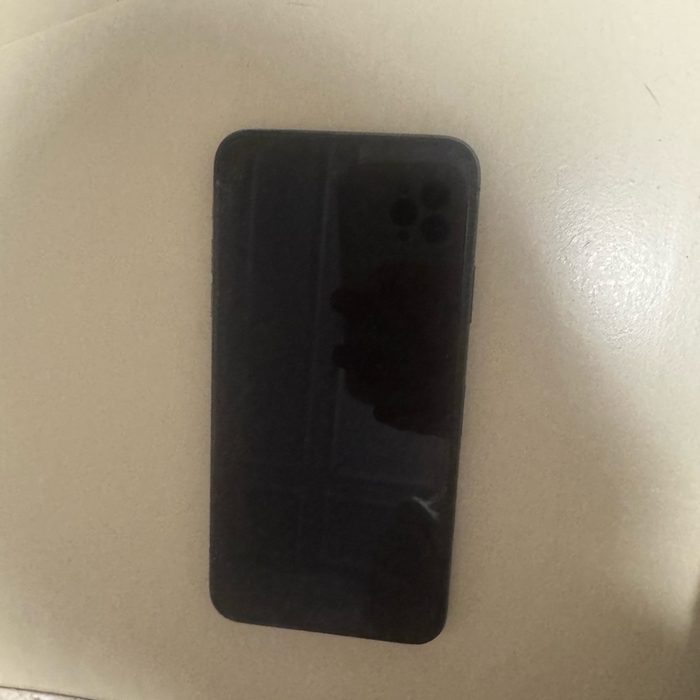 iphone 11 Pro Slight crack